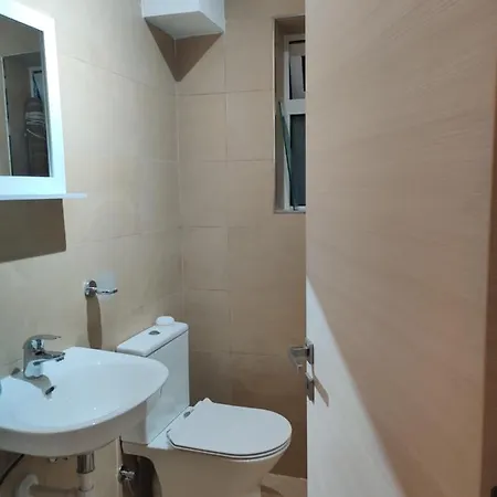 דירה Semi-basement, Cosy Interconnected To Our A Traditional Maltese Townhouse סנגלאה