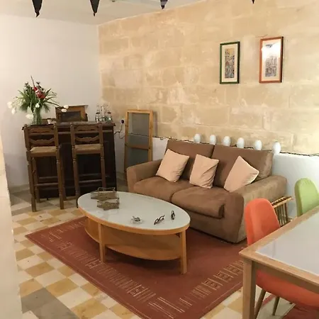 Semi-basement, Cosy Interconnected To Our A Traditional Maltese Townhouse דירה