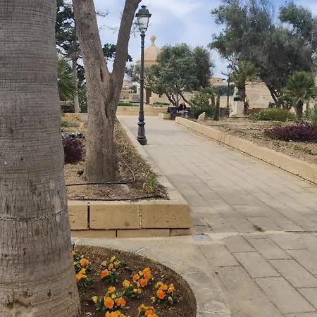 Semi-basement, Cosy Interconnected To Our A Traditional Maltese Townhouse סנגלאה