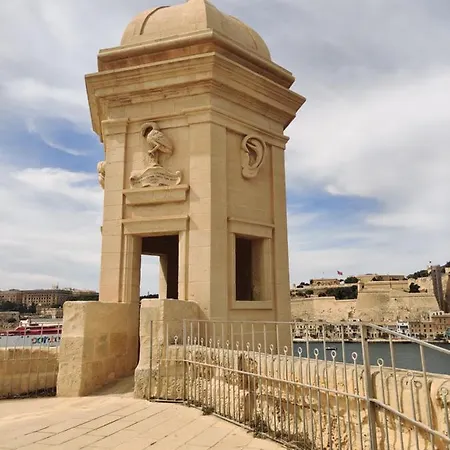 Boxman Family Host Senglea