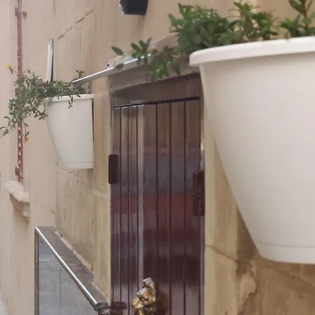 Semi-basement, Cosy Interconnected To Our A Traditional Maltese Townhouse דירה *