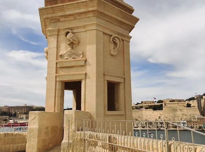 Boxman Family Host Senglea