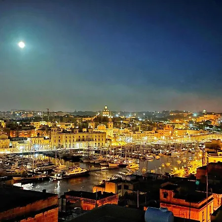 Semi-basement, Cosy Interconnected To Our A Traditional Maltese Townhouse Senglea